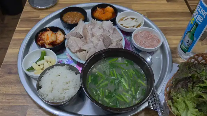 신송자 신마산식당의 푸짐한 고기 수육과 밥, 국물 한 상 차림
