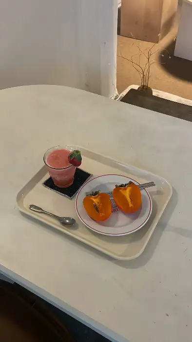 신선한 과일과 함께 제공되는 딸기 에이드