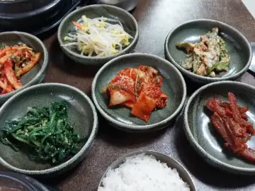 다양한 종류의 정갈한 밑반찬들이 차려진 서도막국수 테이블