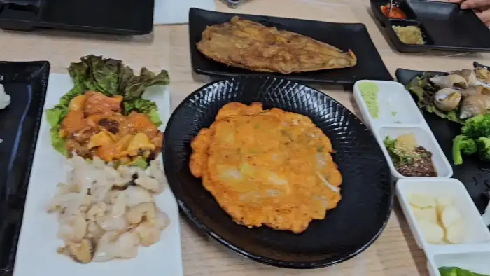 테이블에 차려진 푸짐한 해산물 요리들