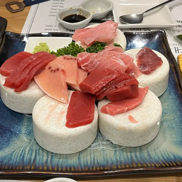 정갈하게 플레이팅된 참치회 모듬