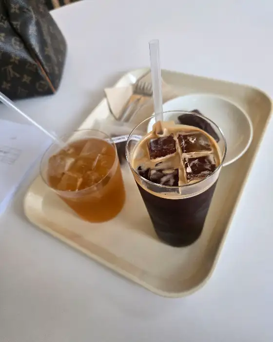 두 잔의 음료와 함께 놓인 냅킨