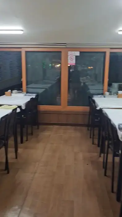 깔끔하게 정돈된 옥화주막 내부 테이블