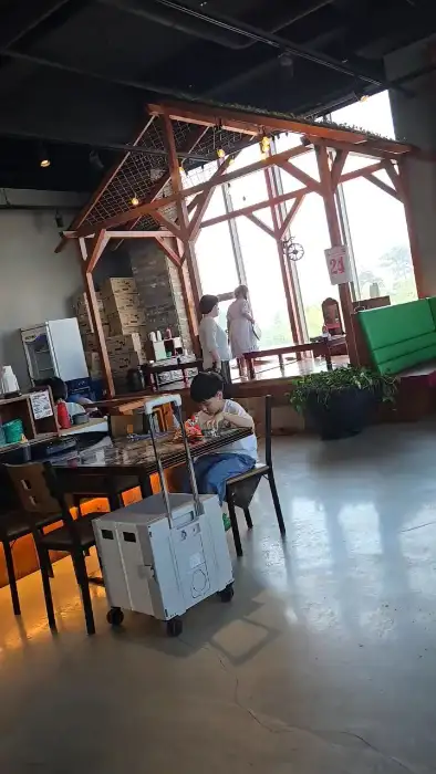 식당 내부와 창밖으로 보이는 풍경