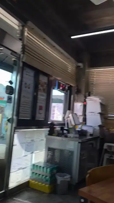 가게 내부 모습. 창가 자리와 테이블 좌석이 보인다.