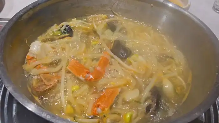보글보글 끓고 있는 해물 칼국수