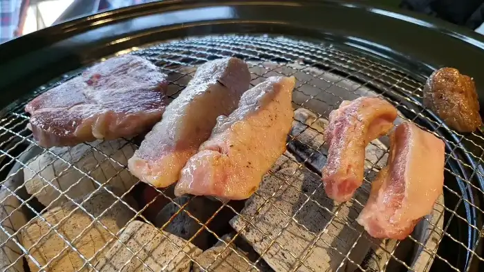 다양한 부위의 고기들이 화로 위에서 익고 있는 모습