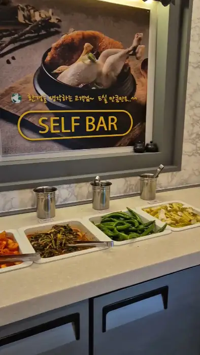 다양한 반찬이 준비된 셀프바