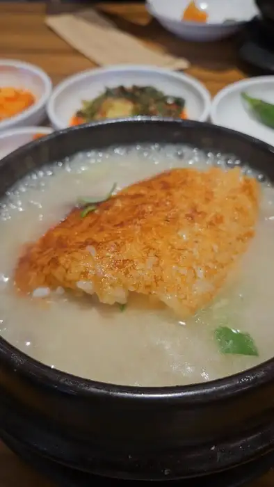 삼계탕 속 부드러운 닭고기와 누룽지