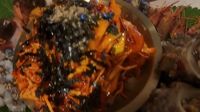 푸짐하게 담긴 가자미 물회