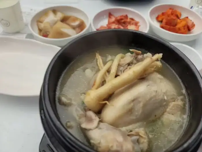 진한 국물의 삼계탕이 담긴 솥