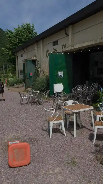 짹짹커피 거제도본점의 야외 좌석과 자연 친화적인 외관