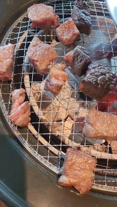 다양한 부위의 고기 구이