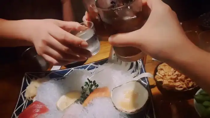 친구와 함께 건배하는 모습